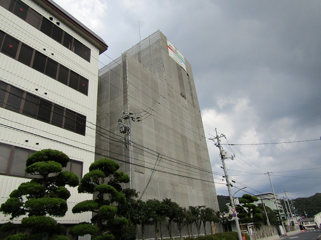 井原市のビル塗装現場