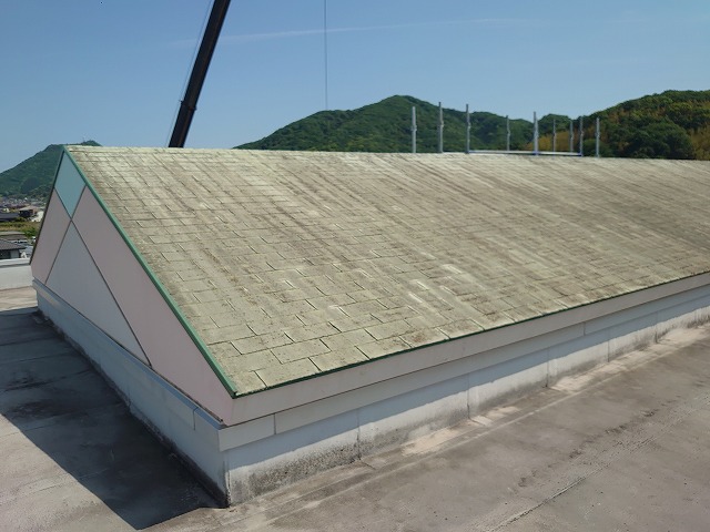 屋根はアスファルトシングルで経年劣化により歪みやなくなっている部分のもありました。カバー工法で上から板金屋根を設置しました。