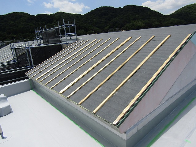 屋根はカバー工法を使い改修します。既存の屋根材の上にルーフィングを張り、ガルバリウム鋼板を設置します。