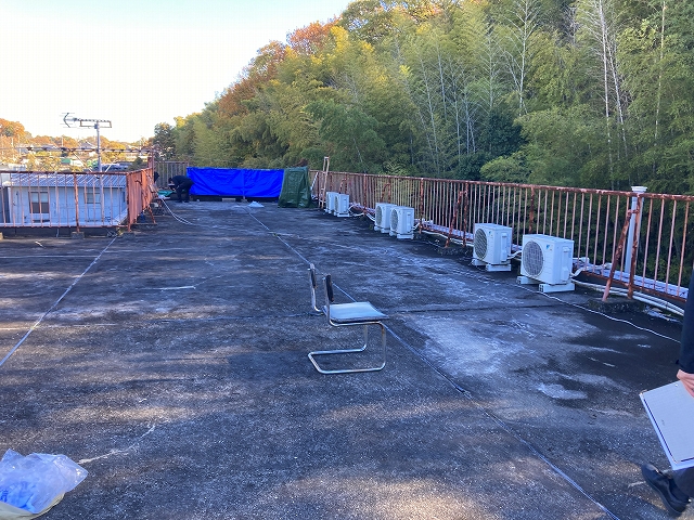 屋上の施工前です。屋上もシート防水工事をします。