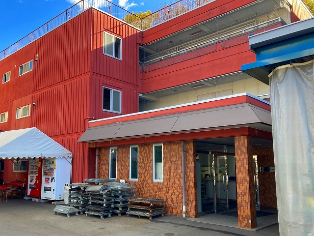 施工前の全景です。現地調査では雨漏りがどこで発生しているかも調査しました。