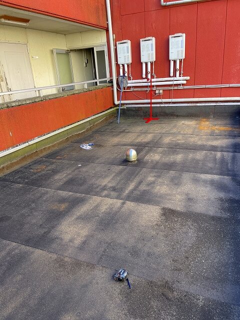 ルーフバルコニーはシート防水でした。防水工事は通気緩衝工法のシート防水で施工します。