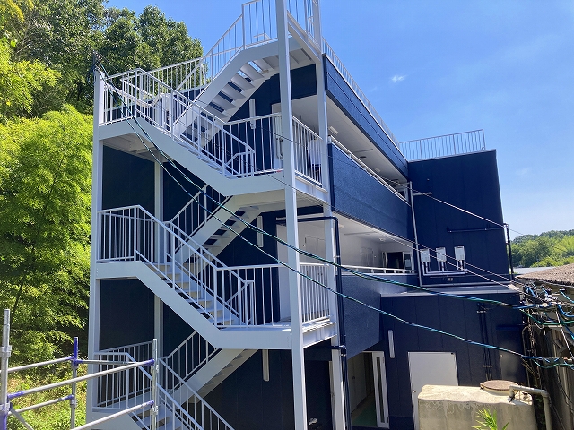 ブルー系の外壁にホワイトが良く映えます。