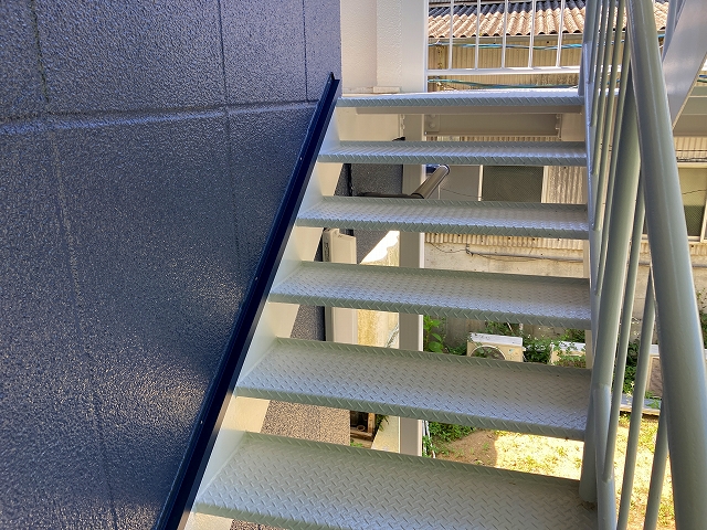 鉄骨階段の塗装完成です。ケレンを丁寧にしたことで仕上りがキレイです。