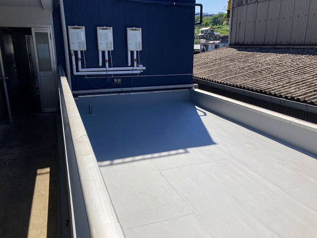 ルーフバルコニーはシート防水工事の通気緩衝工法です。