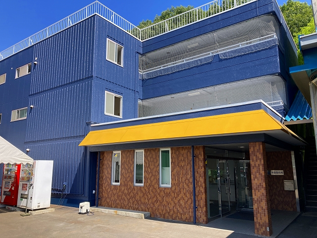 外壁塗装工事の完成です。色は赤系からブルー系に大きくイメージチェンジしました。