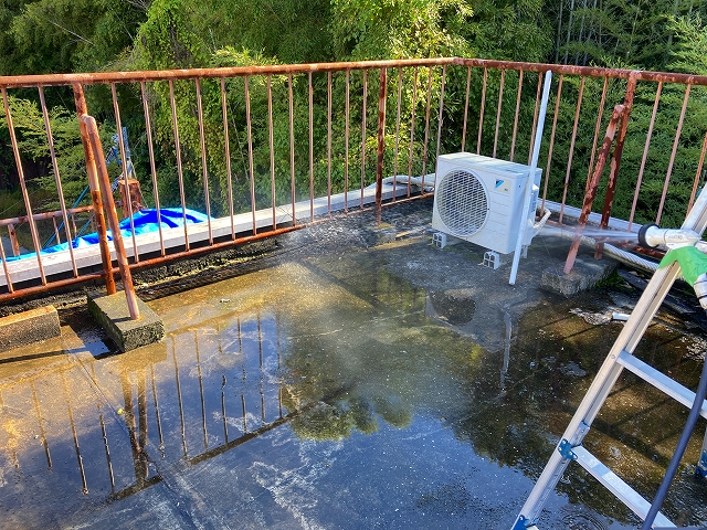 雨漏りがどこから起こっているか調べるために散水調査をしています。