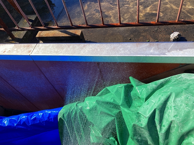 時間を測りながら散水する場所を変えています。