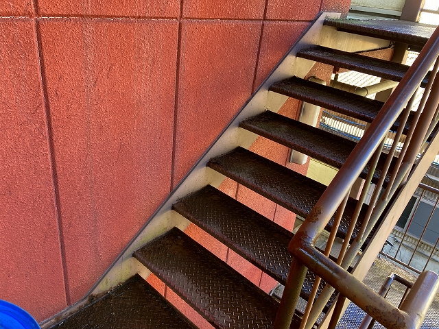 階段はサビが多く発生していました。ケレンで除去します。