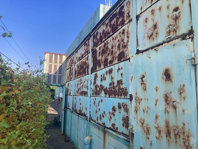 鉄の壁はかなり錆が広がっていました。しっかりとケレンしサビ止めを塗装します。