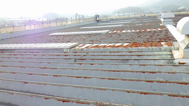 施工前の屋根です。鋼板屋根は錆びてしまい劣化が進行していました。