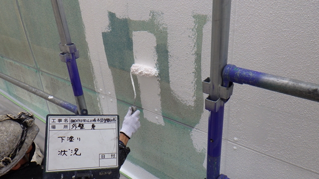 下塗りをしています。下塗りは外壁と上塗り塗料の密着をよるためとても大事な工程です。