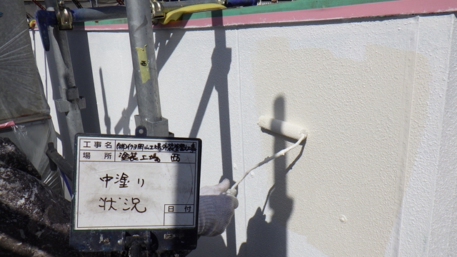 中塗り(上塗り1回目)の塗装です。ローラーの跡が残らない様丁寧に塗装します。
